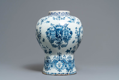 Een grote blauw-witte Delftse vaas met de wapens van het Hertogdom Brabant, 1e helft 18e eeuw