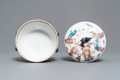Vier stukken Chinees famille rose en grisaille porselein, 19/20e eeuw