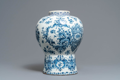 Een grote blauw-witte Delftse vaas met de wapens van het Hertogdom Brabant, 1e helft 18e eeuw