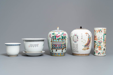 Een diverse collectie Chinees famille rose porselein, 19/20e eeuw