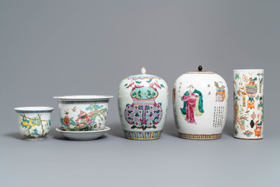 Een diverse collectie Chinees famille rose porselein, 19/20e eeuw
