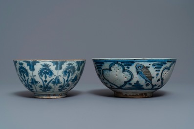 Deux bols persans en c&eacute;ramique safavide bleu et blanc, 17/18&egrave;me