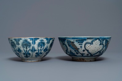Deux bols persans en c&eacute;ramique safavide bleu et blanc, 17/18&egrave;me