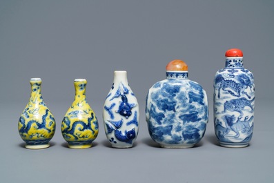 Five Chinese blue, white and yellow-ground porcelain snuff bottles, 19/20th C.