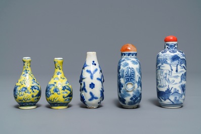 Five Chinese blue, white and yellow-ground porcelain snuff bottles, 19/20th C.