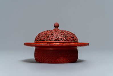 Une bo&icirc;te couverte en laque de Chine &agrave; d&eacute;cor floral, 18/19&egrave;me