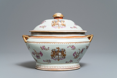 Een Chinese famille rose dekselterrine met het wapen van de 'New British East India Company', Jiaqing