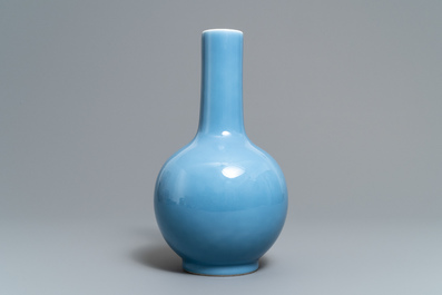 A Chinese monochrome lavender-blue tianqiu ping vase, 19/20th C.