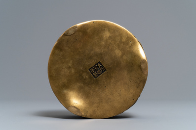 Un grand br&ucirc;le-parfum en bronze dans le style de Hu Wenming, marque de Xuande, Chine, 19&egrave;me