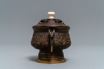 Un br&ucirc;le-parfum en bronze au couvercle en bois, marque de Xuande, Chine, 19&egrave;me