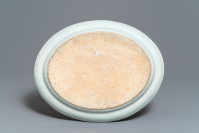 Een Chinese famille rose dekselterrine met het wapen van de 'New British East India Company', Jiaqing
