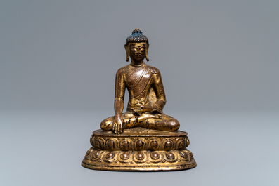 Een Sino-Tibetaanse verguld bronzen figuur van Boeddha, 17/18e eeuw
