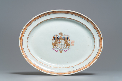 Een Chinese famille rose dekselterrine met het wapen van de 'New British East India Company', Jiaqing