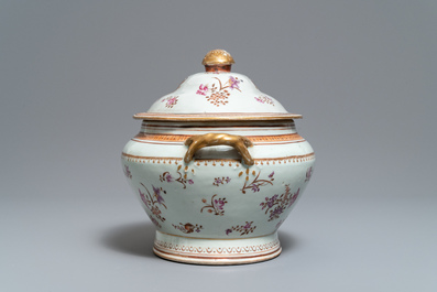 Een Chinese famille rose dekselterrine met het wapen van de 'New British East India Company', Jiaqing