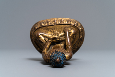 Een Sino-Tibetaanse verguld bronzen figuur van Boeddha, 17/18e eeuw