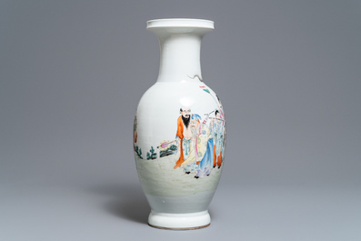 Een Chinese famille rose balustervaas met onsterfelijken, Qianlong merk, 19/20e eeuw
