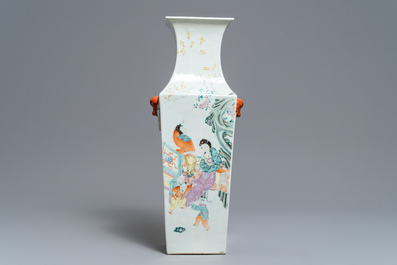 Un vase de forme carr&eacute; en porcelaine de Chine qianjiang cai, 19/20&egrave;me