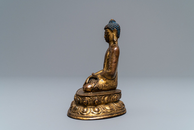 Een Sino-Tibetaanse verguld bronzen figuur van Boeddha, 17/18e eeuw