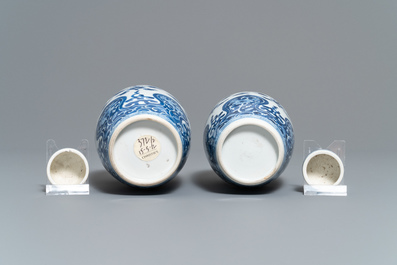 Une paire de pots couverts en porcelaine de Chine bleu et blanc, Kangxi