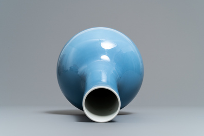 A Chinese monochrome lavender-blue tianqiu ping vase, 19/20th C.