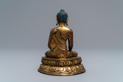 Een Sino-Tibetaanse verguld bronzen figuur van Boeddha, 17/18e eeuw