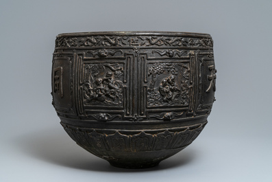 Une grande jardini&egrave;re en bronze &agrave; d&eacute;cor en relief, Chine, marque de Xuande, 18/19&egrave;me
