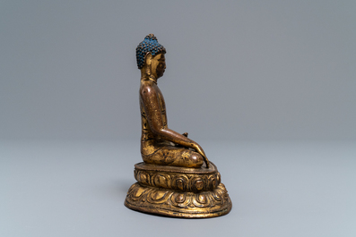 Een Sino-Tibetaanse verguld bronzen figuur van Boeddha, 17/18e eeuw