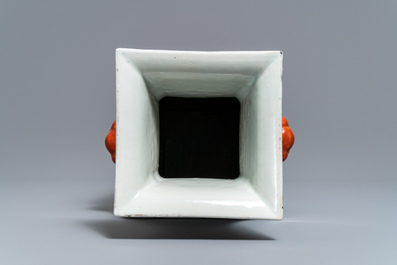 Un vase de forme carr&eacute; en porcelaine de Chine qianjiang cai, 19/20&egrave;me