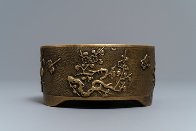 Un grand br&ucirc;le-parfum en bronze dans le style de Hu Wenming, marque de Xuande, Chine, 19&egrave;me