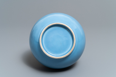A Chinese monochrome lavender-blue tianqiu ping vase, 19/20th C.
