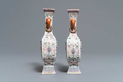 Une paire de vases en porcelaine de Chine famille rose &agrave; d&eacute;cor en relief de Liu Hai, marque de Qianlong, 19&egrave;me