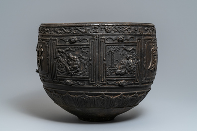 Une grande jardini&egrave;re en bronze &agrave; d&eacute;cor en relief, Chine, marque de Xuande, 18/19&egrave;me