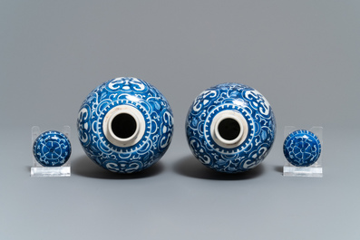 Une paire de pots couverts en porcelaine de Chine bleu et blanc, Kangxi