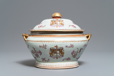 Een Chinese famille rose dekselterrine met het wapen van de 'New British East India Company', Jiaqing