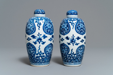 Une paire de pots couverts en porcelaine de Chine bleu et blanc, Kangxi