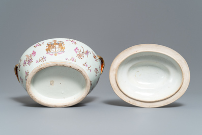 Een Chinese famille rose dekselterrine met het wapen van de 'New British East India Company', Jiaqing
