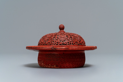 Une bo&icirc;te couverte en laque de Chine &agrave; d&eacute;cor floral, 18/19&egrave;me
