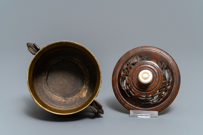 Un br&ucirc;le-parfum en bronze au couvercle en bois, marque de Xuande, Chine, 19&egrave;me