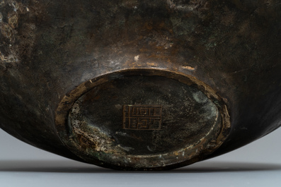 Une grande jardini&egrave;re en bronze &agrave; d&eacute;cor en relief, Chine, marque de Xuande, 18/19&egrave;me