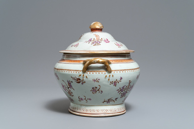 Een Chinese famille rose dekselterrine met het wapen van de 'New British East India Company', Jiaqing