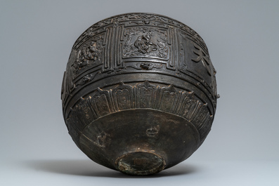 Une grande jardini&egrave;re en bronze &agrave; d&eacute;cor en relief, Chine, marque de Xuande, 18/19&egrave;me