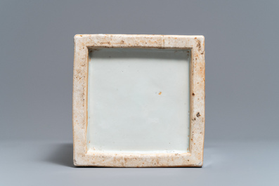 Un vase de forme carr&eacute; en porcelaine de Chine qianjiang cai, 19/20&egrave;me