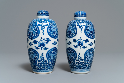 Une paire de pots couverts en porcelaine de Chine bleu et blanc, Kangxi