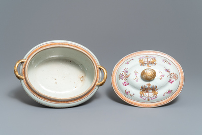Een Chinese famille rose dekselterrine met het wapen van de 'New British East India Company', Jiaqing
