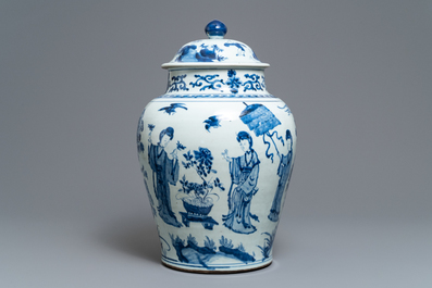 Un grand vase couvert en porcelaine de Chine bleu et blanc, Kangxi