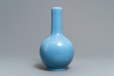 A Chinese monochrome lavender-blue tianqiu ping vase, 19/20th C.