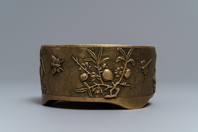 Un grand br&ucirc;le-parfum en bronze dans le style de Hu Wenming, marque de Xuande, Chine, 19&egrave;me