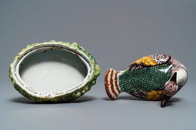 Een polychrome Delftse botervloot in de vorm van een kievit, 18e eeuw
