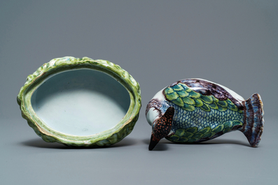 Een polychrome Delftse botervloot in de vorm van een kievit, 18e eeuw