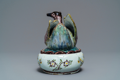 Een polychrome Delftse botervloot in de vorm van een kievit, 18e eeuw